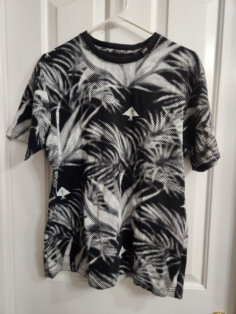 LRG Black and White Halftone Palm Print Tee Size L